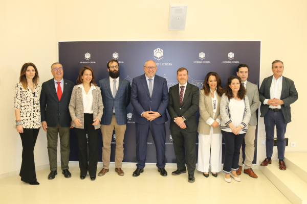 Foto de familia de representantes de la Universidad de Córdoba, Hostecor y Aehcor tras la firma de los convenios.