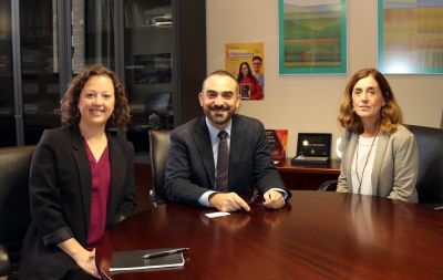 De izquierda a derecha: Katy Lane, Directora Asociada de la Universidad A&amp;M de Texas (TAMU); Alfonso Zamorano, Vicerrector de Acceso y Programas de Movilidad; y Enriqueta Moyano, Directora General de Internacionalización y Programas de Movilidad.