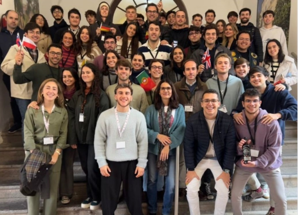 Estudiantes participantes en la feria.