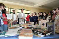 El decano de Veterinaria y el vicerrector de Estudios de Grado, en el reparto de libros de esta mañana.