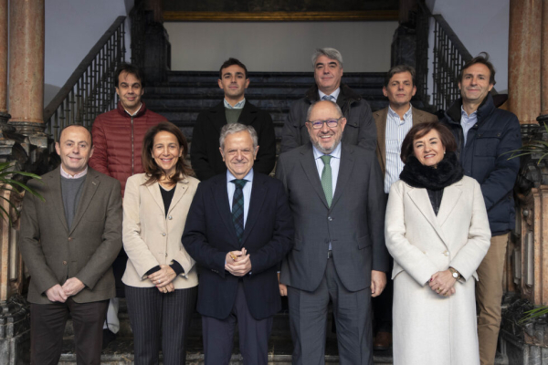 Foto de familia de autoridades y representantes institucionales y académicos implicados en el proyecto.