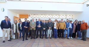 Rafael Martínez (centro), junto a Manuel Torralbo (con el premio en las manos), en el acto de entrega en Cardeña.