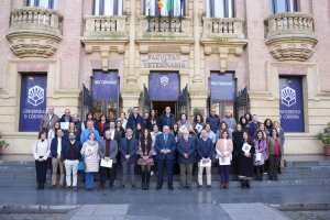 Foto de familia de autoridades académicas y las nuevas personas coordinadoras de prevención.