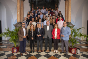 Foto de familia de las autoridades con los emprendedores participantes en el programa.