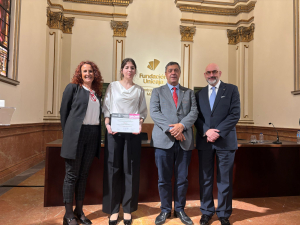 Estrella Muñoz con su galardón y las autoridades académicas que la han acompañado.