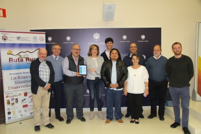 Foto de familia de autoridades y profesorado del máster