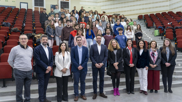 Autoridades académicas y ponentes junto al alumnado participante.