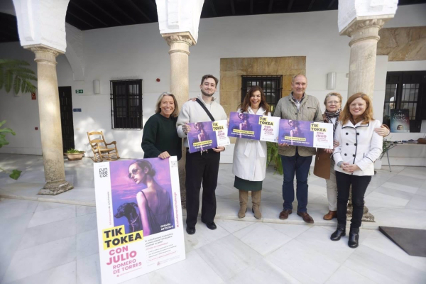 Isabel Albás y  Mª Ángeles Mellado (a la izquierda y a la derecha, respectivamente), junto a los premiados.