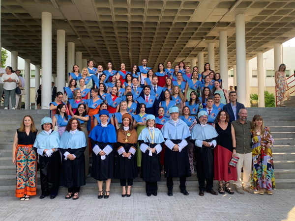 Foto de familia tras la graduación.