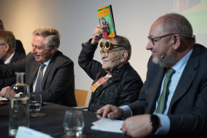 Fernando Arrabal sostiene su libro durante el acto celebrado ayer en la Fundación Cajasol.