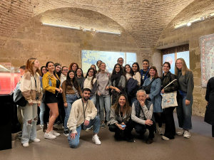 Foto de grupo del estudiantado participante en esta actividad de innovación docente en la Torre de la Calahorra.