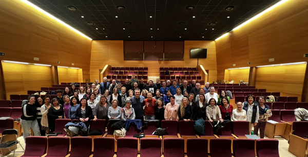 Foto de familia del Coro Averroes junto a Cañamero tras el taller.