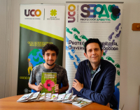 Javier Sánchez recibe su regalo de manos de Antonio Gomera.