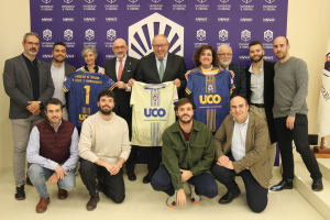 Foto de familia de autoridades académicas, responsables de la Liga de Empresas e integrantes del equipo de Fútbol 7 de la UCO