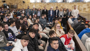 Las autoridades asistentes a la inauguración de las jornadas junto al estudiantado.