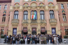 Los escolares que han participado en la actividad, frente a la puerta principal del Rectorado. 