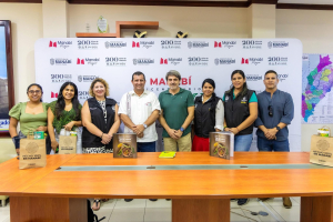 El prefecto de la provincia de Manabí, Leonardo Orlando, junto a Guiomar Denisse Posada Izquierdo, profesora de la UCO del Departamento de Bromatología y Tecnología de los Alimentos; José Antonio Fernández Gallardo, profesor de la UCO del Departamento de Economía Agraria, Finanzas y Contabilidad, y otros profesores de las Universidades UTM, ULEAM y UNESUM