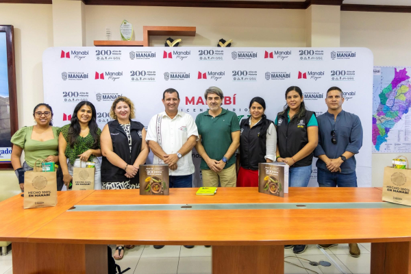 El prefecto de la provincia de Manabí, Leonardo Orlando, junto a Guiomar Denisse Posada Izquierdo, profesora de la UCO del Departamento de Bromatología y Tecnología de los Alimentos; José Antonio Fernández Gallardo, profesor de la UCO del Departamento de Economía Agraria, Finanzas y Contabilidad, y otros profesores de las Universidades UTM, ULEAM y UNESUM