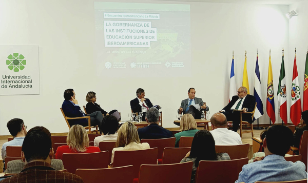 El rector Manuel Torralbo (el primero por la derecha) en la mesa redonda sobre los modelos de gobernanza de las instituciones de educación superior en Iberoamérica.