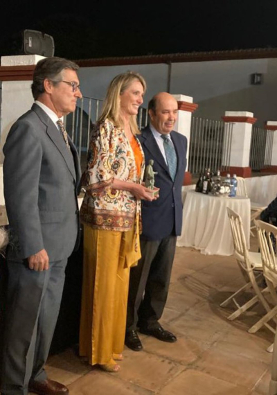 Rosa Gallardo, directora de la ETSIAM, recogiendo el premio.