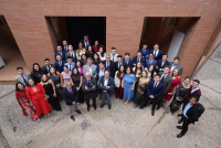Foto de familia de estudiantado y autoridades académicas