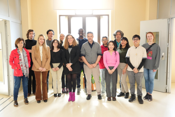 Foto de familia de los estudiantes internacionales junto a las vicerrectoras y los directores de los másteres.
