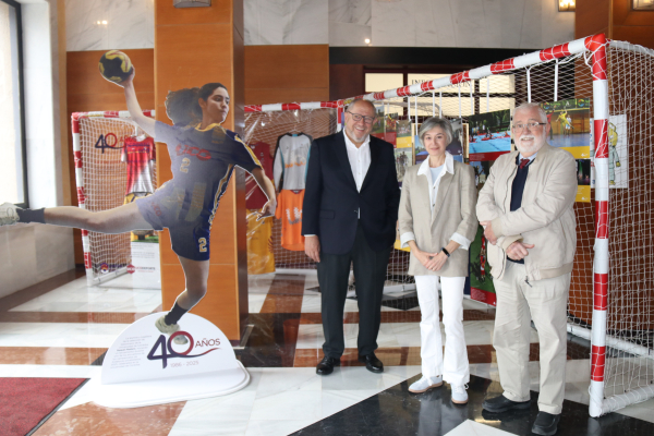 Manuel Torralbo, Marta Domínguez y Rafael Solana durante su visita a la exposición.