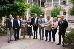 Foto de familia de participantes en la presentación de la colección &quot;Ciudades de paz&quot;