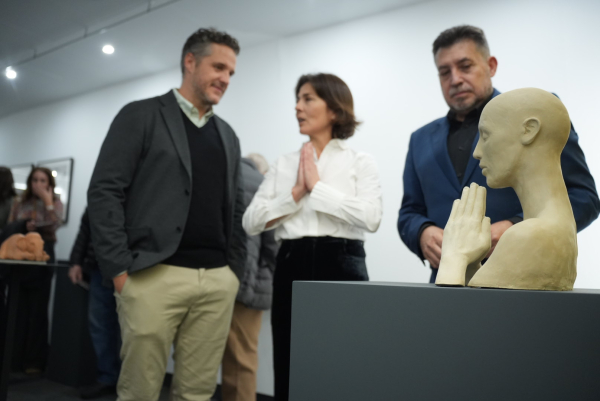 Concha Eguidazu comenta una de las obras con Israel Muñoz Gallarte y Fernando Lara en su recorrido por la exposición.