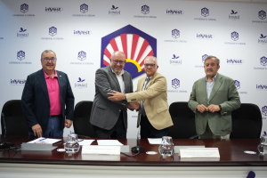 Manuel Torralbo y Fidel Astudillo estrechan manos tras la firma del convenio.