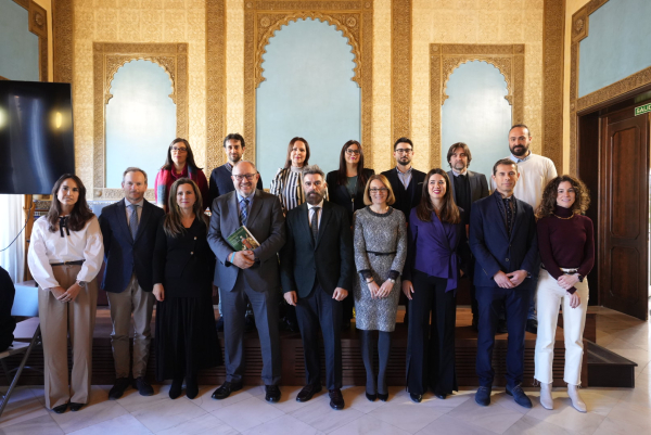 Foto de familia del profesorado reconocido junto al rector y al vicerrector.