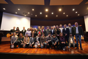 Foto de familia de autoridades y premiados. 