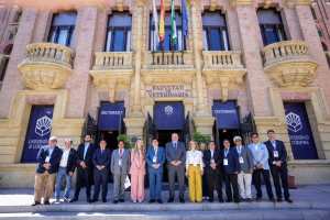 Foto de familia de la delegación de CRISCOS con el rector y la vicerrectora de internacionalización de la UCO