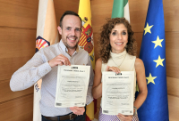 Representantes de la Cátedra con su diploma acreditativo.