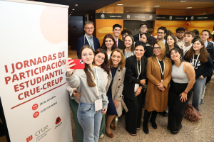 Estudiantes y participantes en las jornadas minutos antes de su inauguración.