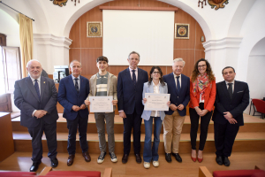 Foto de familia de las autoridades académicas en el acto del patrón.