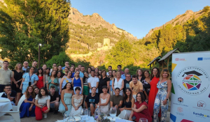 Participantes en la inauguración institucional del campamento el domingo 20 de julio.