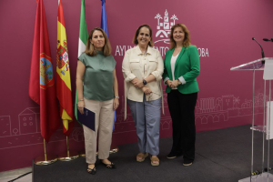 De izda. a dcha., Pilar Castro, Blanca Torrent y Rocío Muñoz.