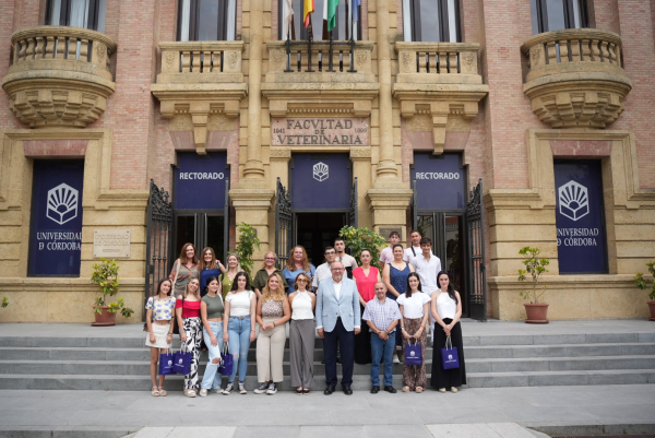 Foto de familia tras la graduación.