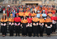 Foto de familia tras la graduación.
