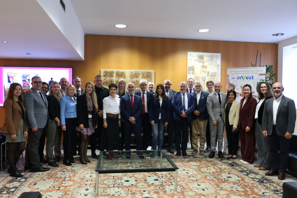 Foto de familia de los participantes en la reunión.