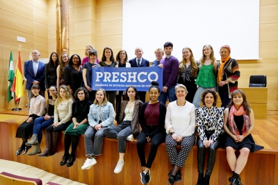 Foto de familia de autoridades y alumnado del Programa PRESHCO