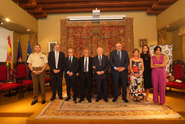 El presidente del Consejo Social y el rector de la UCO, junto a las personas premiadas.