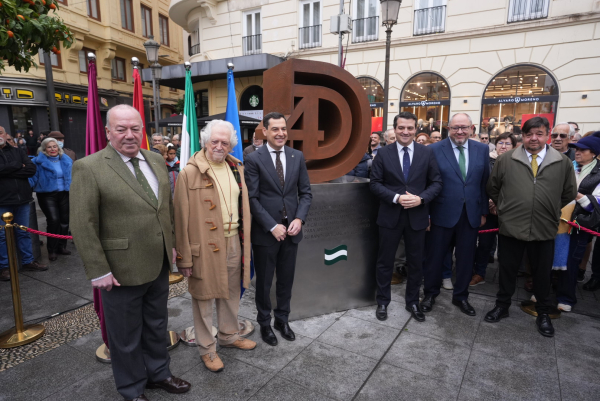 Autoridades participantes en el descubrimiento de la estatua.