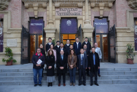 Foto de familia del alumnado del curso y las autoridades académicas implicadas en la realización del mismo.