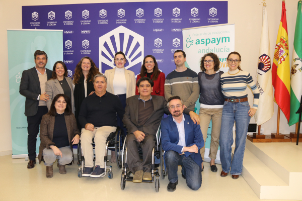 Representantes de ASPAYM Andalucía y de la UCO en la presentación del informe.