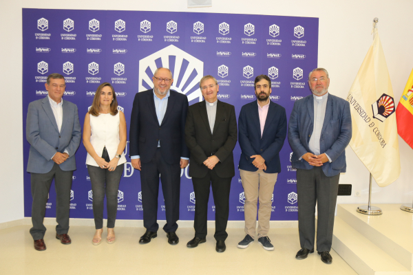 Representantes de ambas instituciones tras la firma del convenio.
