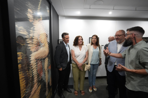 Un momento de la visita guiada a la exposición tras su inauguración.