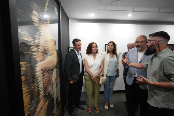 Un momento de la visita guiada a la exposición tras su inauguración.