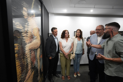 Un momento de la visita guiada a la exposición tras su inauguración.
